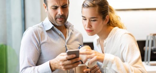 Une personne regarde son téléphone pendant que son partenaire l’observe avec insistance.